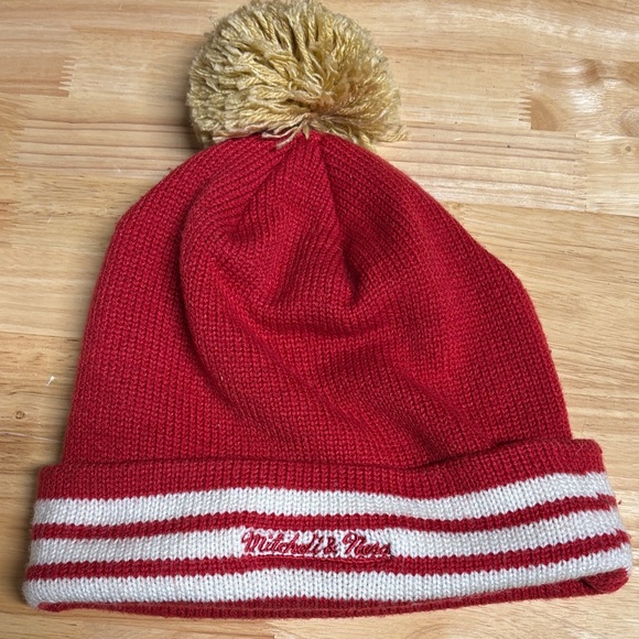 San Francisco 49ers XL logo Mitchell & Ness Red Beanie with Gold Pom-Pom - Picture 3 of 4